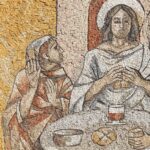 Particolare del mosaico con un discepolo di Emmaus e Gesù che spezza il pane