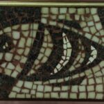 Maniglia dell'atrio della chiesa del Sacro Cuore di Trento, mosaico di un pesce