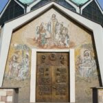 Vista completa del portale della chiesa del Sacro Cuore a Trento