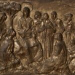 Formella in bronzo con il Discorso della montagna e delle beatitudini, sull'ambone della chiesa del Sacro Cuore