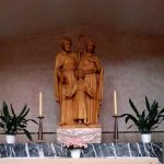 Scultura ligna delle tre figure della Sacra Famiglia ad opera di Moroder, in una cappella laterale nella chiesa di Sant'Antonio
