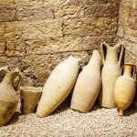 alcune anfore di terracotta